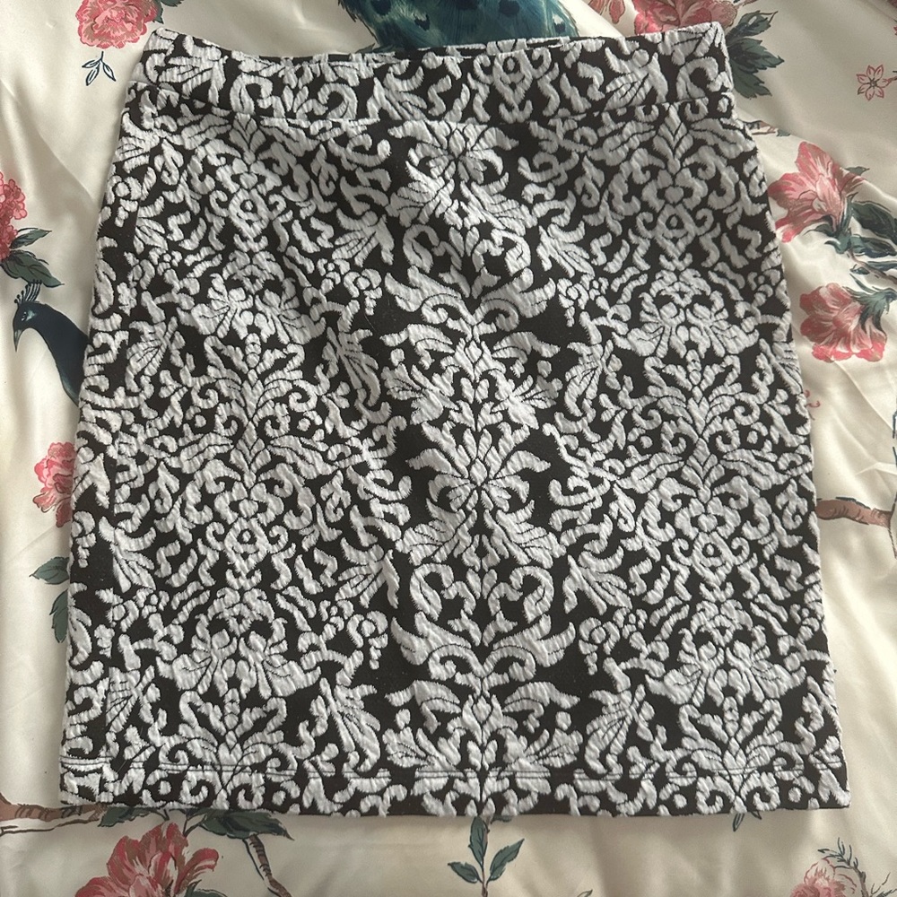 Ann Taylor Loft size medium black and white patterned skirt